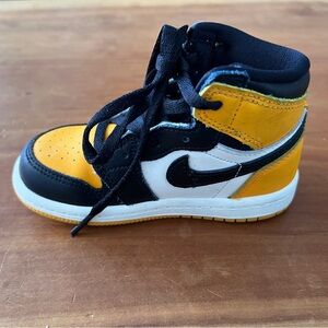 Nike Air Jordan 1 Retro High OG - Taxi Yellow